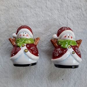 Pair of Vintage Ceramic Snowmen Salt and Pepper shakers